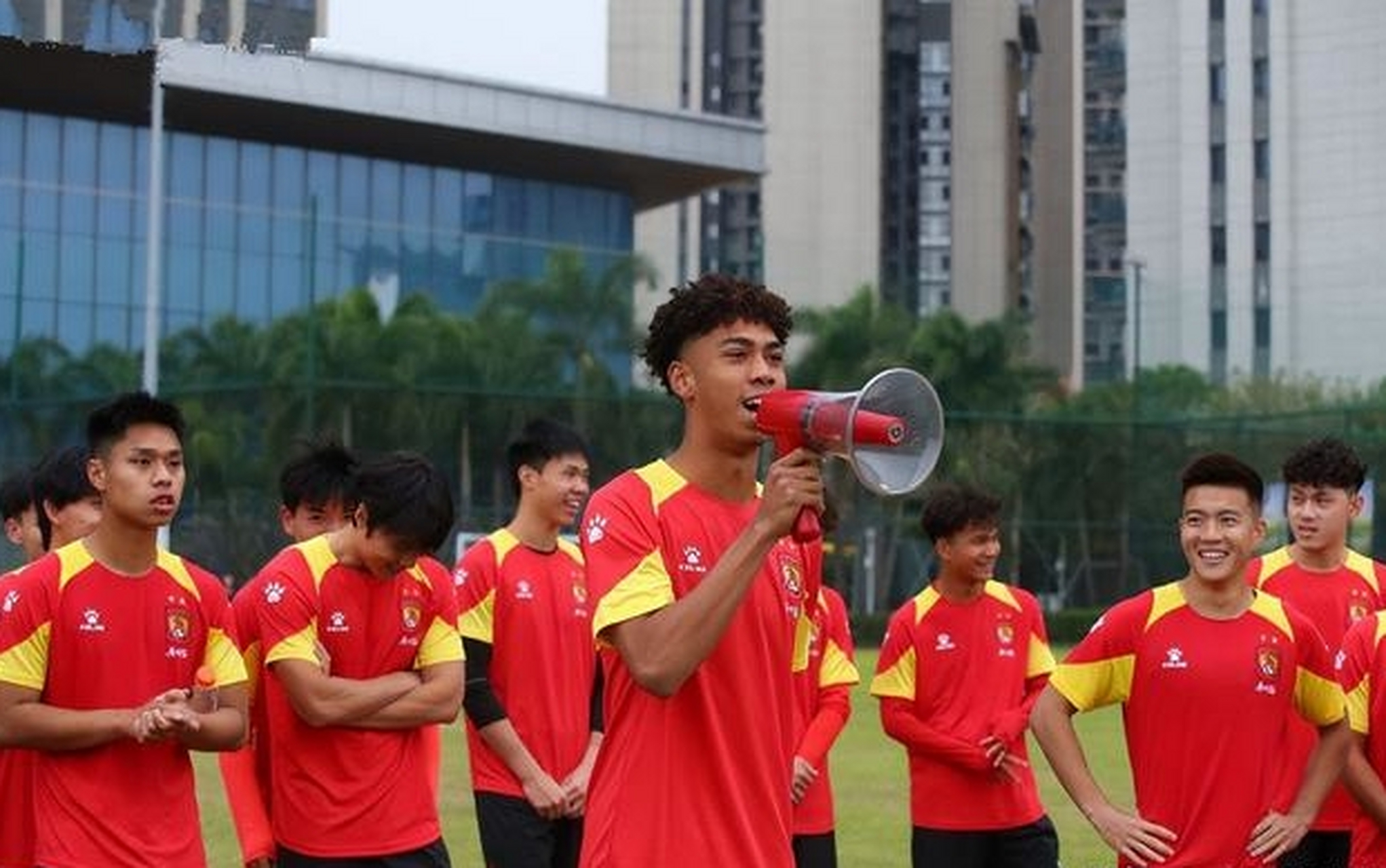 关于清晨里尔备战CBA常规赛哈兰德新星回归赛场表现惊艳，现场解说直呼：广州队再遭质疑备战国王杯的信息