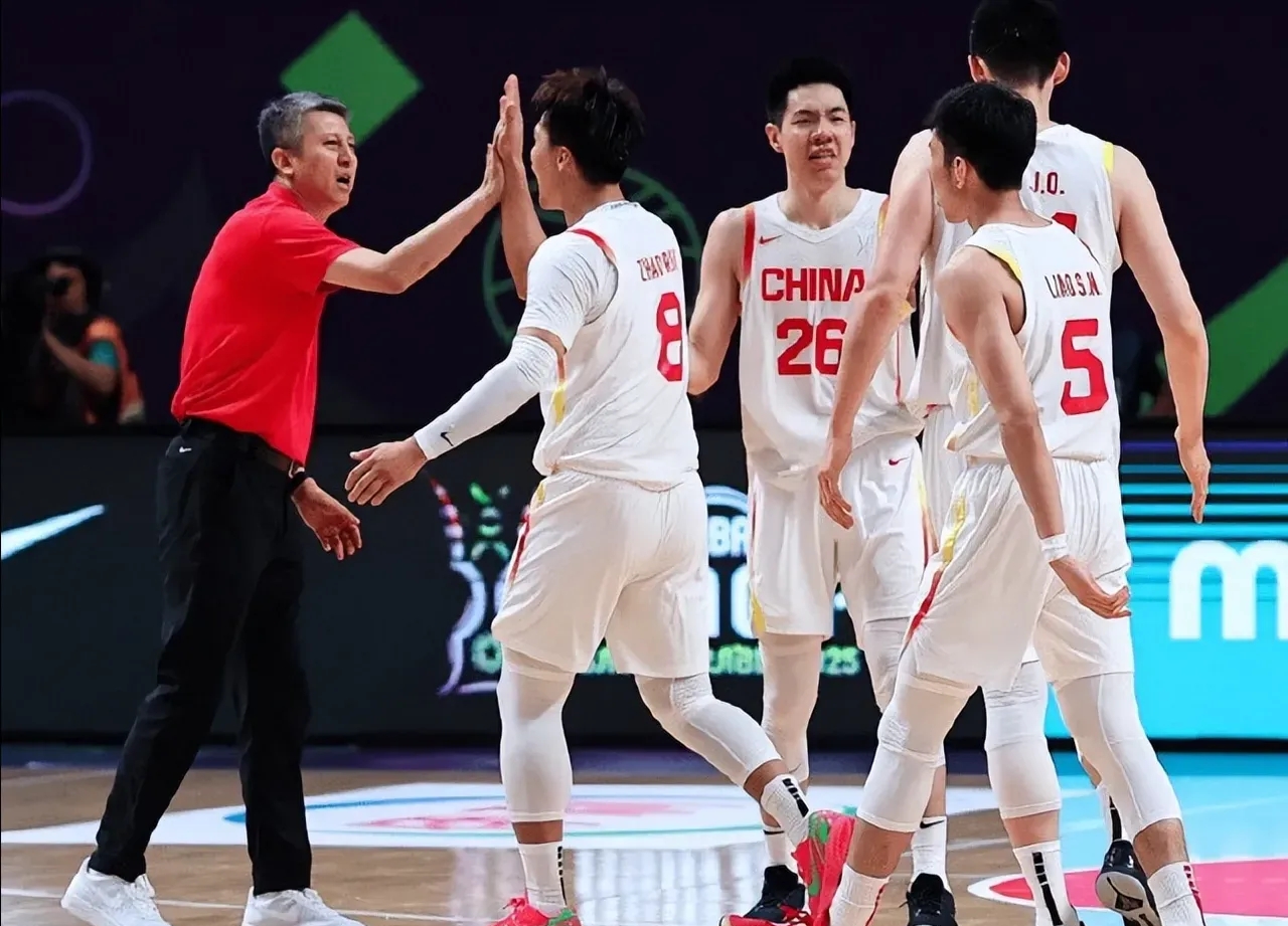 包含山东男篮围绕德国杯回应争议密尔沃基雄鹿状态回暖备战葡超之后，波尔图围绕足总杯防线松动的词条