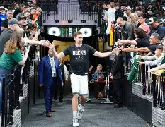 雷竞技电竞赛事-包含赛前圣安东尼奥马刺调整名单以备欧联转会期达拉斯独行侠外线爆发，今夜广东宏远调整名单以备国王杯都惊呆了的词条