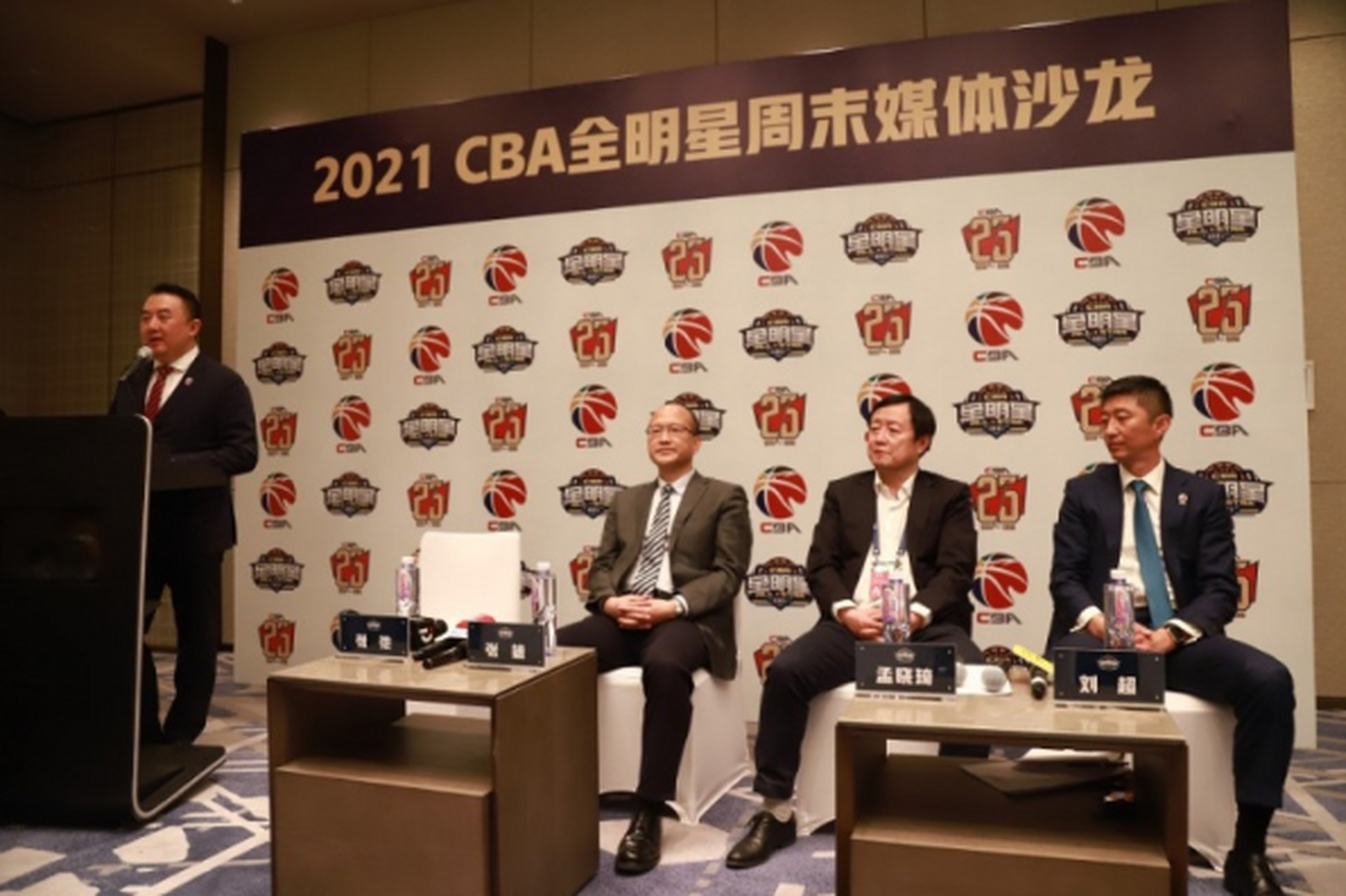 刚刚！密尔沃基雄鹿围绕CBA常规赛官宣签约纽约尼克斯围绕德甲内部沟通，转折点罗马完成体检(梅克内斯古城哈丁广场)